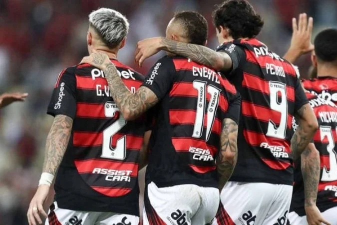 Flamengo vira sobre o Corinthians e assume liderança do Brasileirão 2025