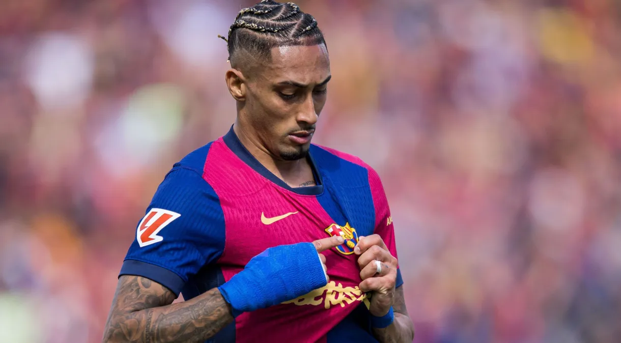 Raphinha renova com o Barcelona até 2028 após temporada histórica